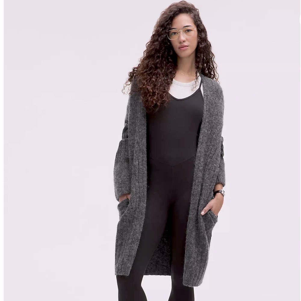 Lululemon sweater cozy 🧥size M Gray color